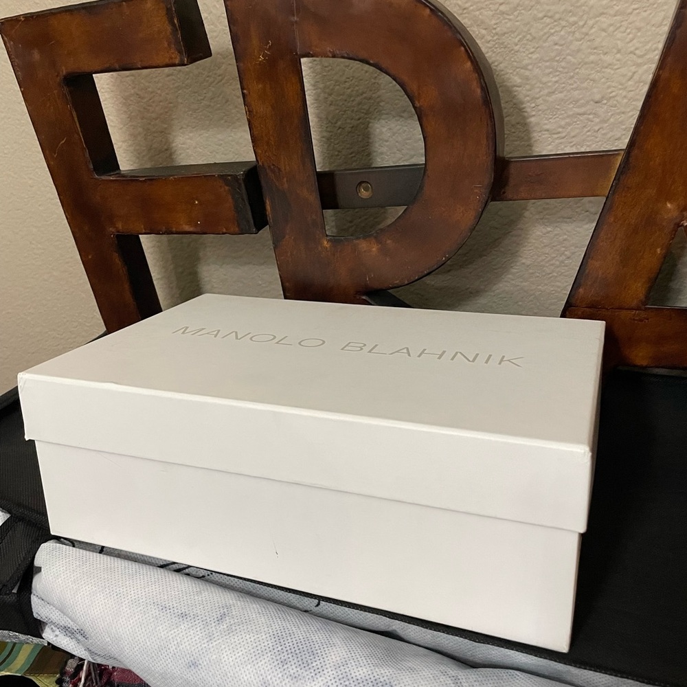 🔥Great Used Condition Manolo Blahnik 40(9)heels comes with box,dustbags,card - Picture 2 of 14